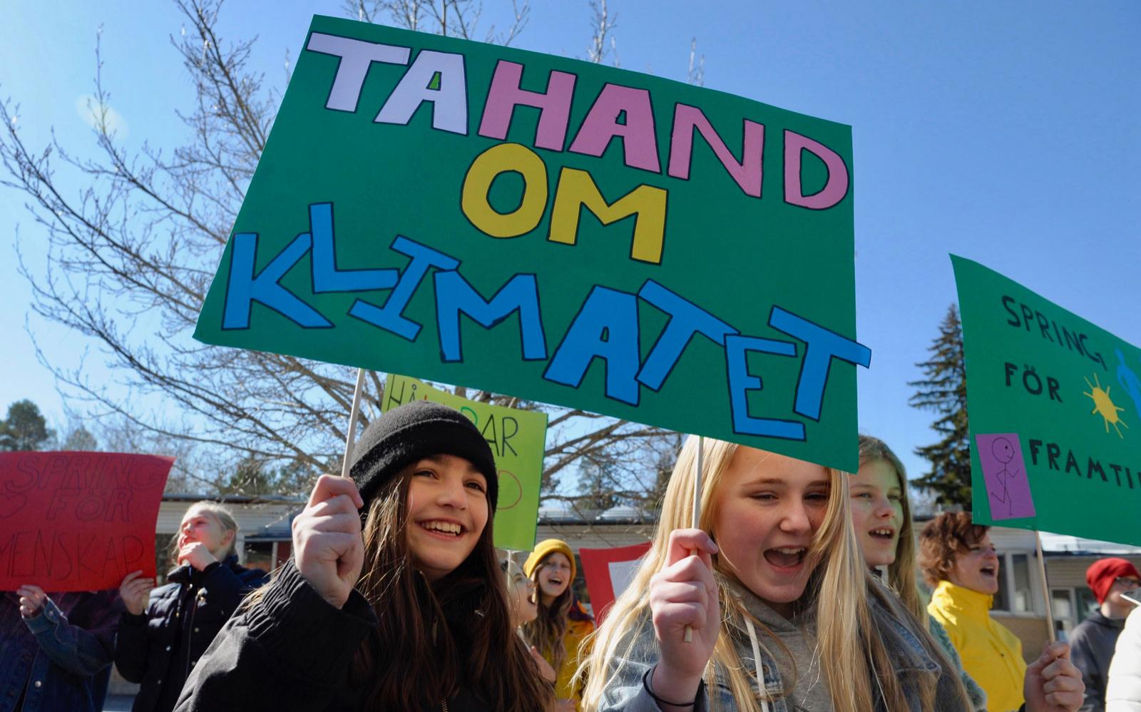 Girls holding sign: Stop Climat Change