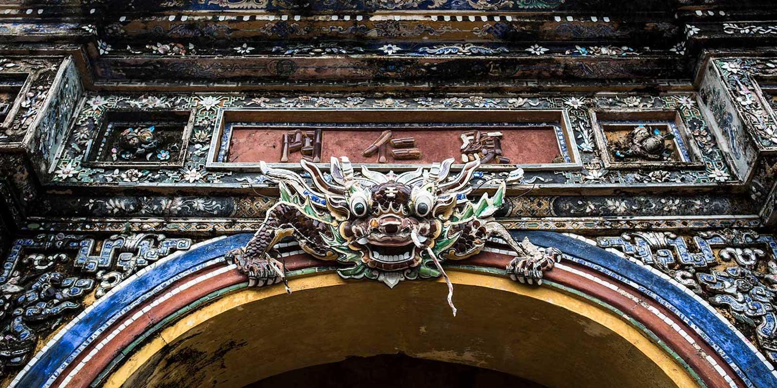 Tempel facade in Vietnam with colorful sculptures. 
