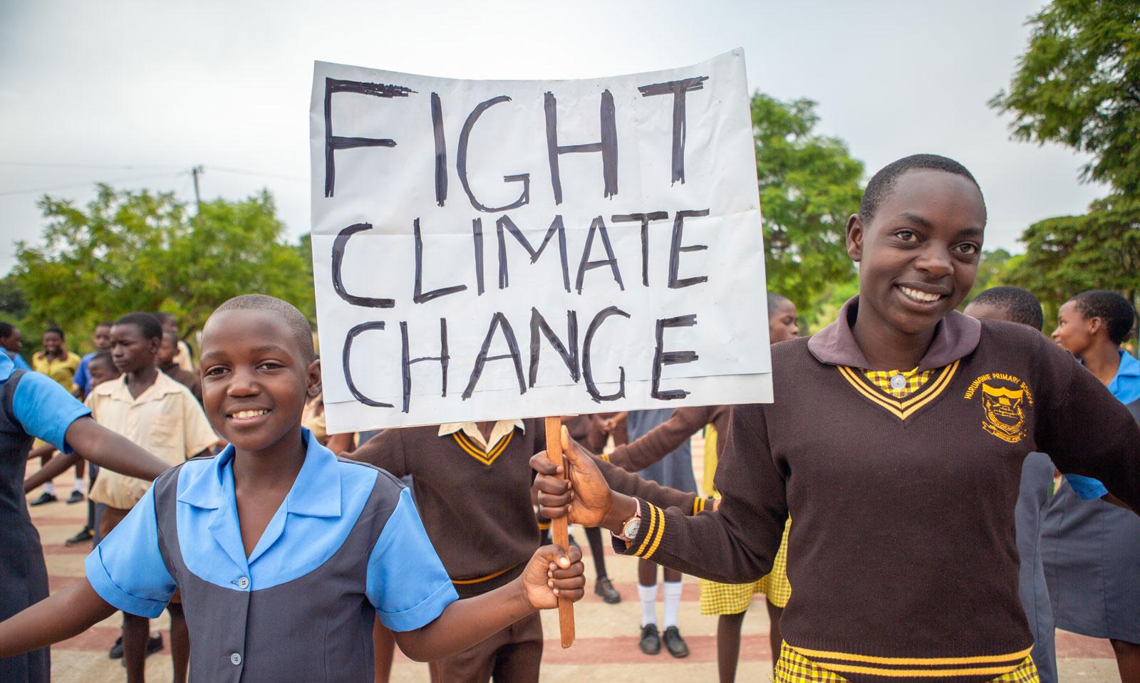 Girls holding sign: Stop Climat Change
