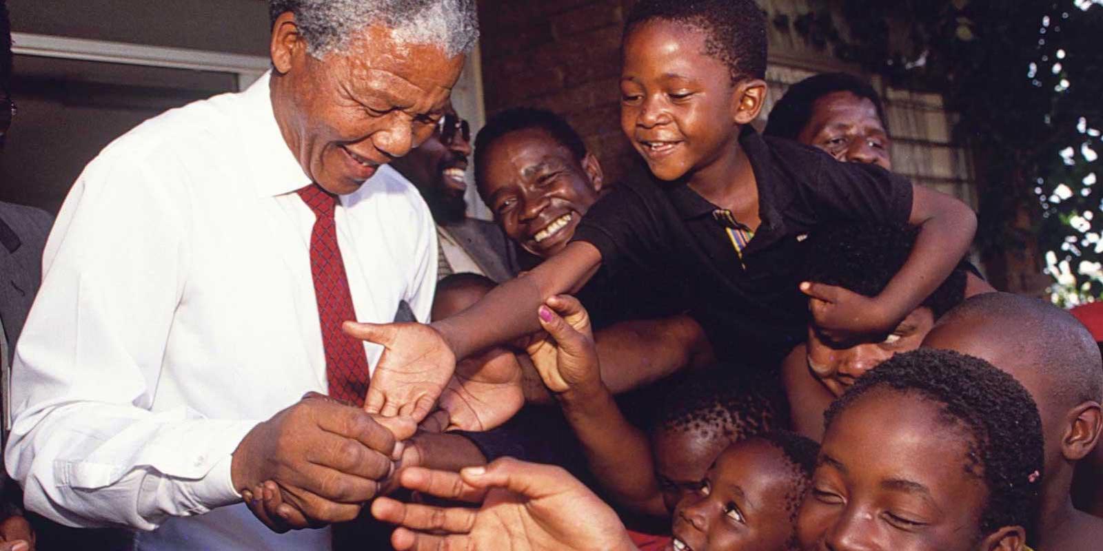 Nelson Mandela wit happy children